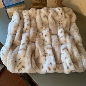 Soft Surroundings Plush Faux Fur La Parisienne, pillow cover, SNOW LEOPARD.